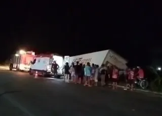 Vídeos - Acidente entre duas carretas deixa motorista ferido na BR-101 em Itamaraju