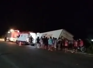 Vídeos - Acidente entre duas carretas deixa motorista ferido na BR-101 em Itamaraju