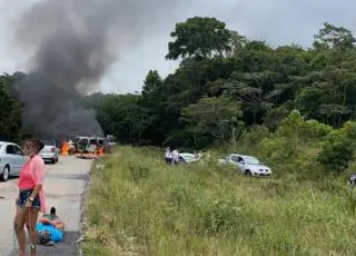 Vídeos - Acidente entre taxi e carro de passeio deixa uma mulher morta e quatro feridos em Porto Seguro