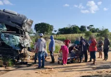 Vídeos - Acidente entre três carretas na BR-101 próximo a Posto da Mata deixa 1 motorista ferido