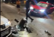 Vídeos -Acidente frontal entre dois veículos deixa uma pessoa ferida em Itabela