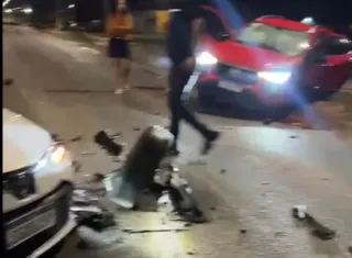 Vídeos -Acidente frontal entre Fiat e Corolla deixa uma pessoa ferida na entrada do bairro Ouro Verde, em Itabela