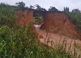 Vídeos -BR 101 interditada - Chuva abre cratera e trecho é totalmente interditado em Aracruz, ES