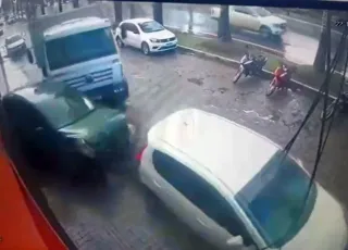 Vídeos - Caçamba desgovernada causa susto e prejuízos no centro de Teixeira de Freitas