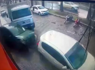 Vídeos - Caçamba desgovernada causa susto e prejuízos no centro de Teixeira de Freitas