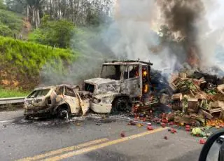 Vídeos - Caminhão e carro de passeio pegam fogo após baterem de frente na BR 101, em Itamaraju