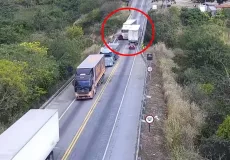 Vídeos - Carreta sem freios arremessa carro de ponte e deixa cinco feridos na BR-116, em Cândido Sales