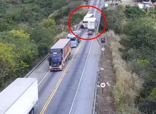 Vídeos - Carreta sem freios arremessa carro de ponte e deixa cinco feridos na BR-116, em Cândido Sales