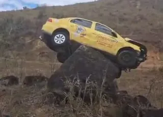 Vídeos - Carro sai da pista e fica preso em pedra às margens da MGC-418