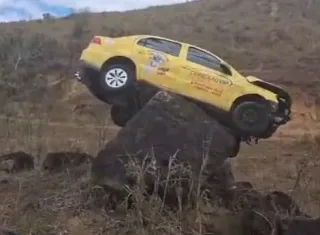 Vídeos - Carro sai da pista e fica preso em pedra às margens da MGC-418