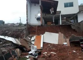 Vídeos - Chuva alaga ruas e avenidas e causa transtornos em Teixeira de Freitas. Uma casa desabou