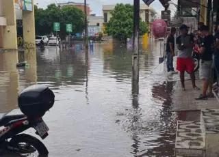 Vídeos - Chuva alaga ruas e causa transtornos em Teixeira de Freitas