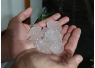 Vídeos - Chuva de granizo e vendaval provoca destruição e leva medo aos moradores de Mucuri