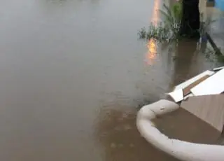 Vídeos - Chuva forte volta a causar transtornos em Teixeira de Freitas, várias ruas ficaram intransitáveis