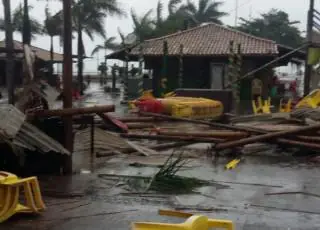 Vídeos - Ciclone subtropical provoca danos em quiosques e supermercado de Porto Seguro.