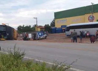 Vídeos - Cinco pessoas morrem e mais de 20 ficam feridas após ônibus tombar no oeste da Bahia