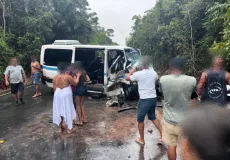 Vídeos - Colisão frontal  deixa um morto e vários feridos, incluindo uma criança, em Porto Seguro