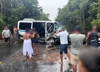 Vídeos - Colisão frontal  deixa um morto e vários feridos, incluindo uma criança, em Porto Seguro