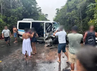 Vídeos - Colisão frontal  deixa um morto e vários feridos, incluindo uma criança, em Porto Seguro; 