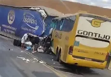 Vídeos - Colisão frontal na BR-116 entre ônibus e carreta deixa três vítimais fatais