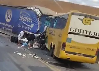 Vídeos - Colisão frontal na BR-116 entre ônibus e carreta deixa três vítimais fatais