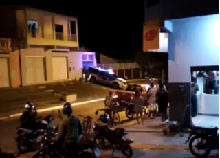 Vídeos - Dois indivíduos morrem em confronto com a polícia em Teixeira de Freitas.