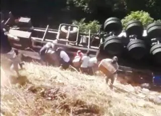 Vídeos -Duas pessoas morem esmagadas enquanto saqueavam carga de carreta tombada na BR 101