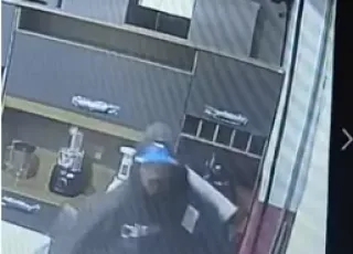 Vídeos flagram  homens furtando loja no centro de Mucuri