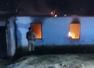 Vídeos - Fogo mata mãe e três filhos, sendo uma cadeirante, em Itapebi (BA)