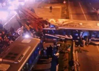 Vídeos - Idoso morre e várias pessoas ficam feridas após acidente envolvendo 6 veículos no Rio de Janeiro