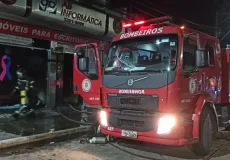 Vídeos - Incêndio atinge loja de informática no centro de Teixeira de Freitas