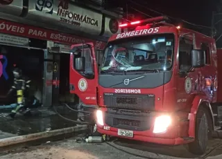 Vídeos - Incêndio atinge loja de informática no centro de Teixeira de Freitas