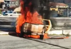 Vídeos - Incêndio destrói veículo de empresa em avenida movimentada de Eunápolis