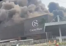 Vídeos - Incêndio devasta fábrica da Cacau Show em Linhares, Espírito Santo