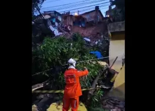 Vídeos -   Morte em Porto Seguro e bairro ilhado em Itabela. Estragos  das chuvas  no extremo sul da Bahia