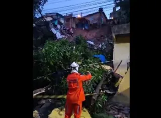 Vídeos -   Morte em Porto Seguro e bairro ilhado em Itabela. Estragos  das chuvas  no extremo sul da Bahia