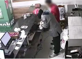 Vídeos mostram assalto a Pizzaria Napolitana, funcionário é agredido