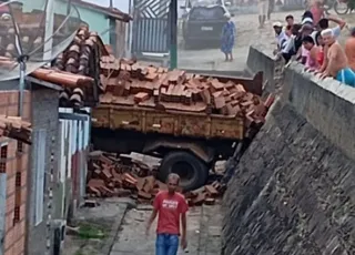 Vídeos mostram caçamba desgovernada invadindo residência na interior da Bahia