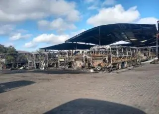 Videos mostram fogo destruindo ônibus na cidade de jacobina-BA