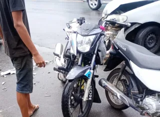 Vídeos -  Motociclista fica ferido após colisão frontal  com carro em avenida de Itamaraju 