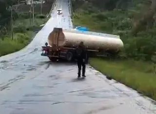 Vídeos - Motorista escapa ileso após carreta perder tração e descer ladeira de ré em Porto Seguro