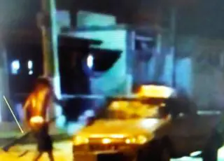 Vídeos - Noite de fúria – homem descontrolado invade bar quebra tudo e põe fogo em carro no interior de Mucuri