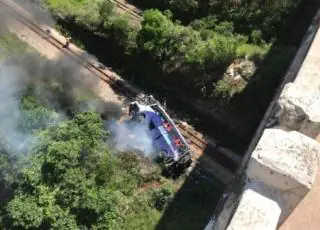 Vídeos -Ônibus despenca de viaduto e deixa pelo menos 11 mortos e muitos feridos na BR 381 em Minas Gerais