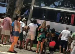 Vídeos - Ônibus que seguia para Belo Horizonte se envolve em acidente e motorista morre, no ES