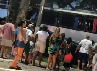 Vídeos - Ônibus que seguia para Belo Horizonte se envolve em acidente e motorista morre, no ES