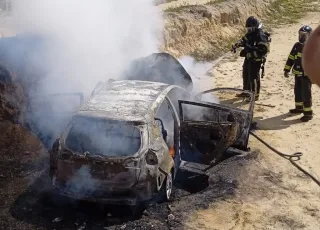 Vídeos - Perseguição policial em Teixeira de Freitas termina em capotamento e incêndio