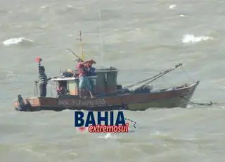 Vídeos - Pescadores de Conceição da Barra são resgatados na praia de Costa Dourada após 8 dias à deriva