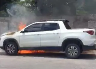 Vídeos – Picape Toro pega fogo em frente ao DNIT de Eunápolis