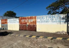 Vídeos - Polícia Civil descobre depósito de veículos e cargas roubadas em Poções e prende três pessoas em flagrante