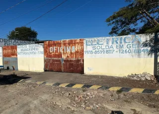 Vídeos - Polícia Civil descobre depósito de veículos e cargas roubadas em Poções e prende três pessoas em flagrante